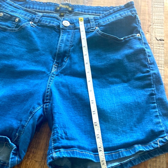 Cute and stretchy Jean shorts. - Picture 4 of 7